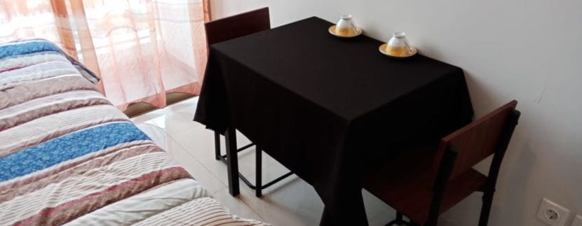 Meja makan Taman Anggrek Residences