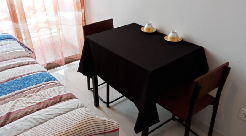 Meja makan Taman Anggrek Residences
