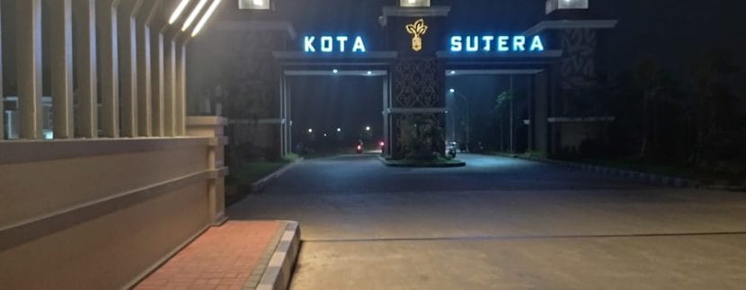Gerbang Kota Sutera di malam hari