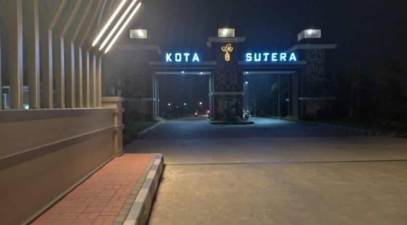 Gerbang Kota Sutera di malam hari