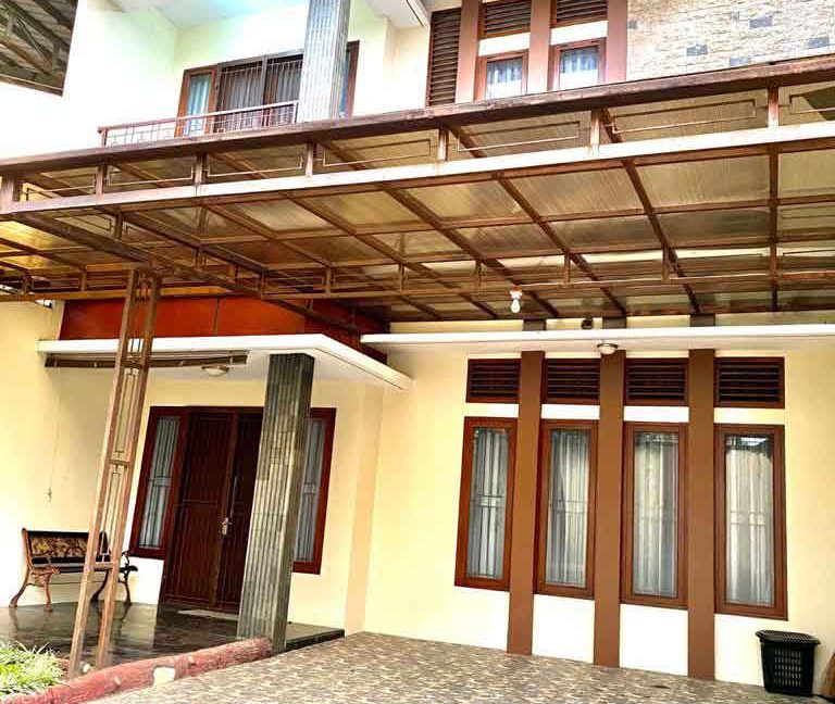 Tampak-depan-rumah-Arya-Townhouse