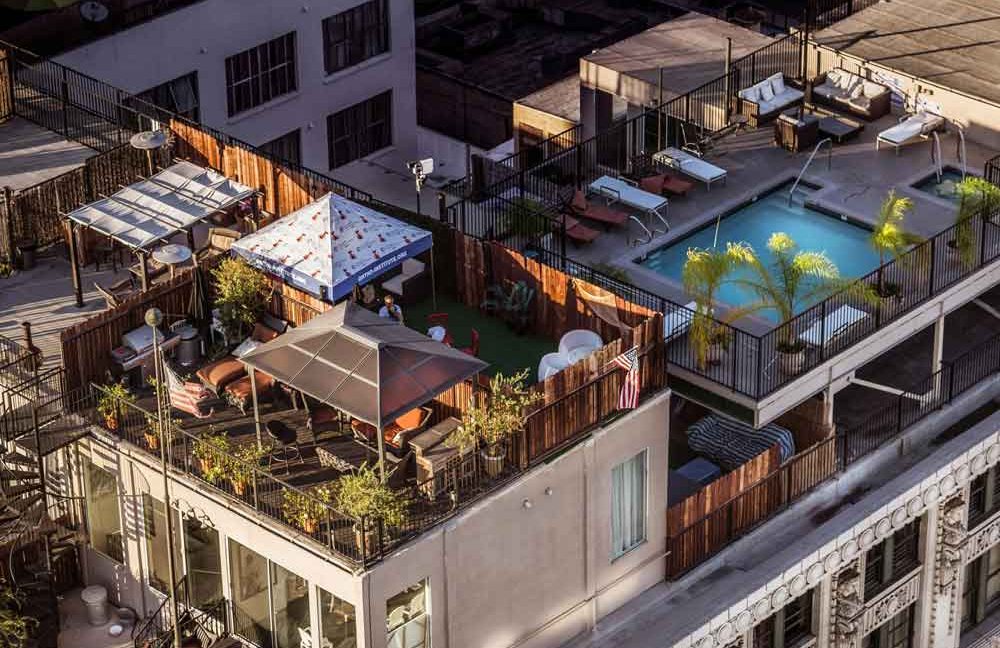 rumah dengan rooftop lounge