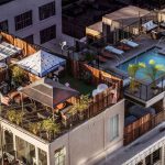 rumah dengan rooftop lounge