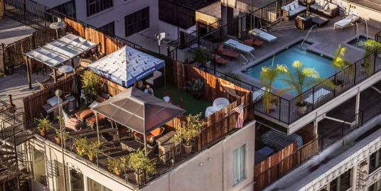 rumah dengan rooftop lounge